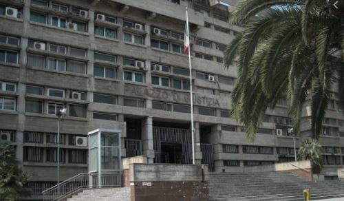 Muore due giorni dopo la inoculazione del vaccino Astrazeneca (la prima dose). E’ accaduto a Montalto Uffugo in provincia di Cosenza ad uomo di 75 anni. L’anziano uomo, dopo qualche giorno dalla somministrazione del vaccino ha cominciato ad avvertire una