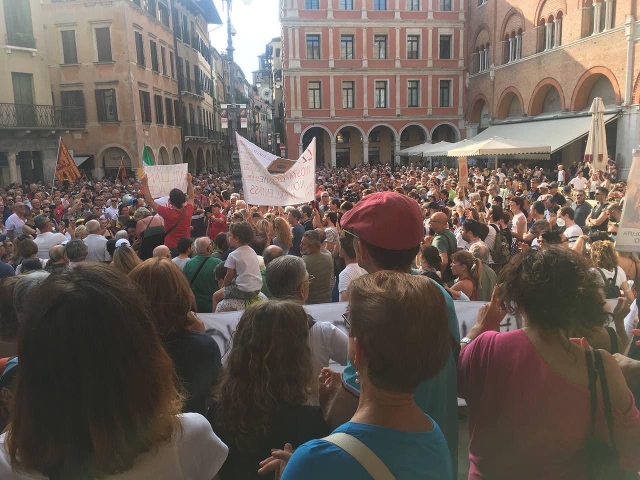"No al Green Pass". Piazze piene: un popolo c'è.