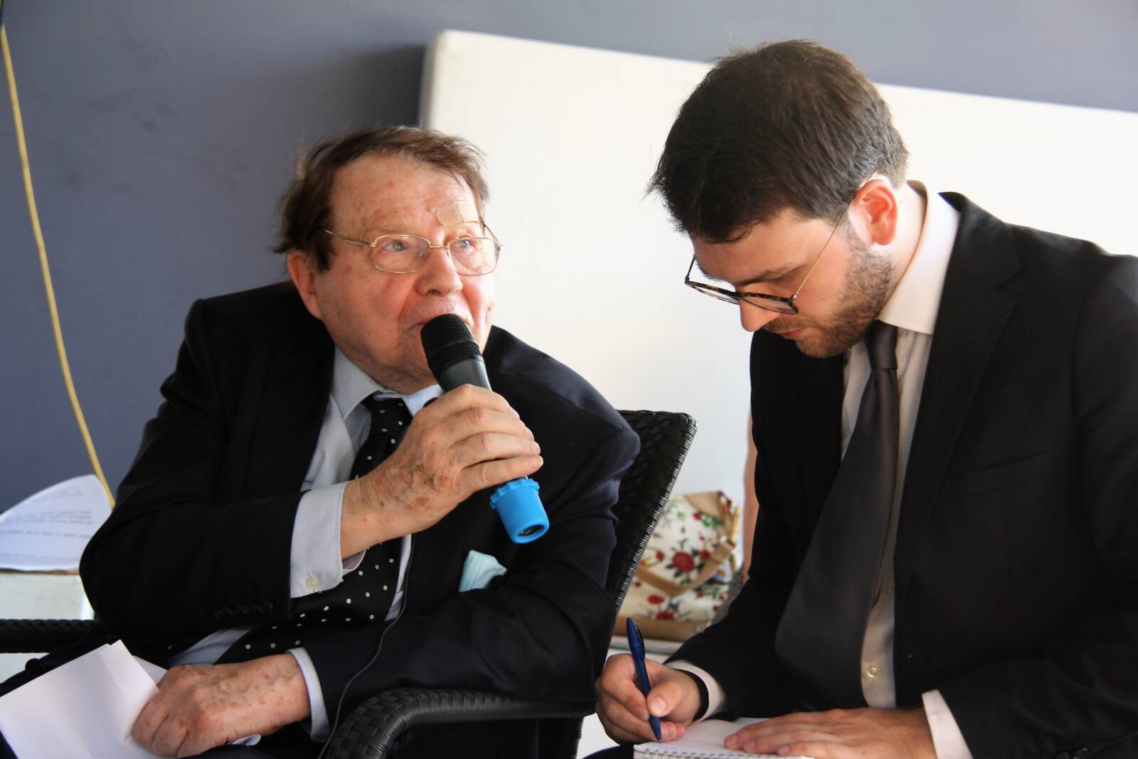 Lo scienziato Montagnier sulla vaccinazione di massa: "l'Uomo sta lavorando alla propria scomparsa"