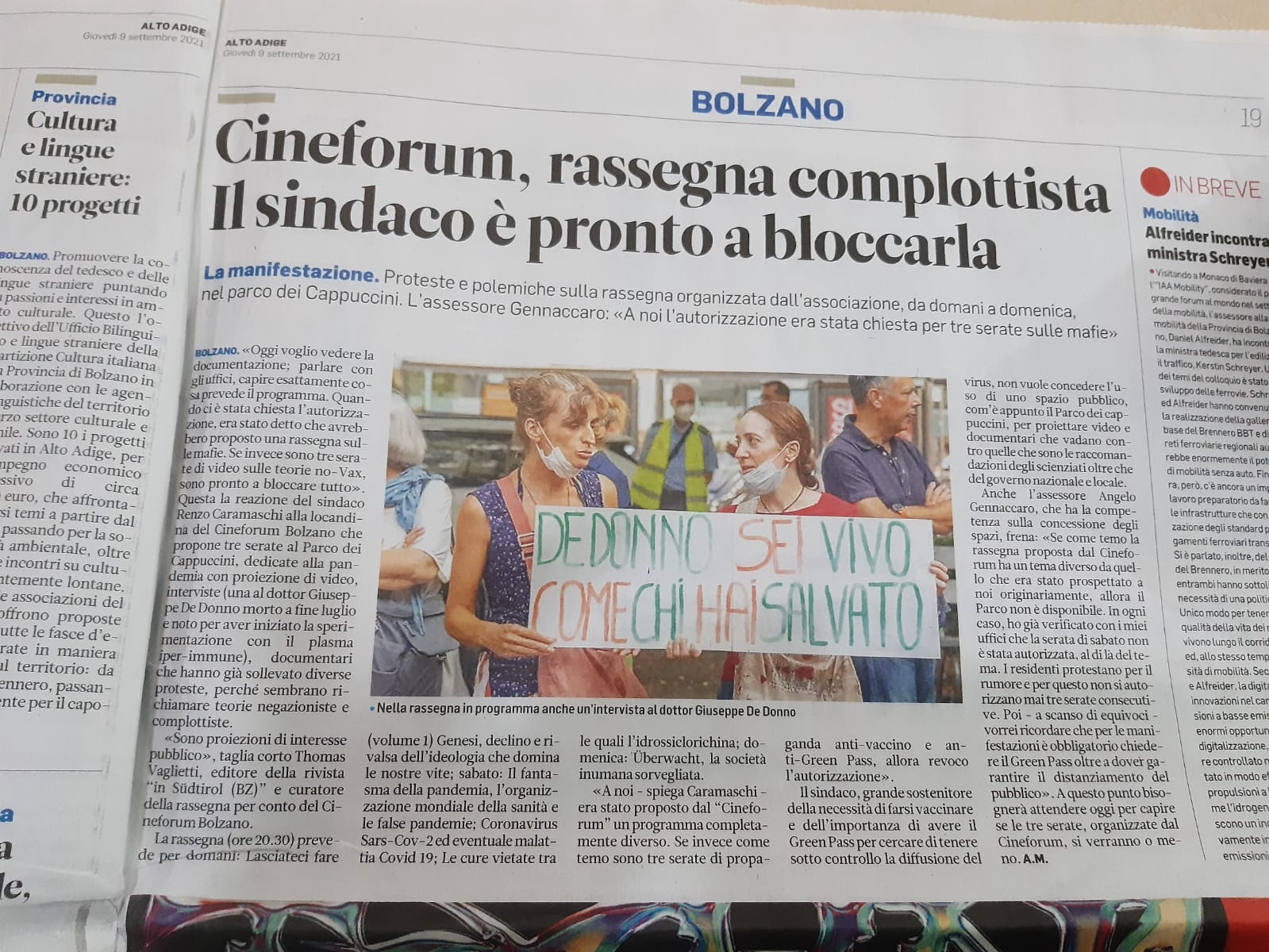 “Cineforum, rassegna complottista. Il sindaco è pronto a bloccarla.” – Così giovedì 9 settembre 2021 il quotidiano Alto Adige titola sulla vicenda.