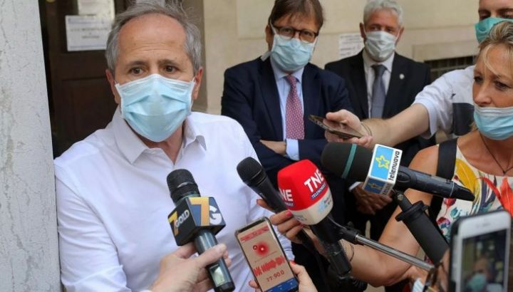 Crisanti con giornalisti