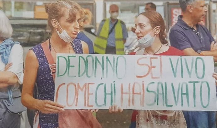 Manifestanti con cartello dove è scritto De Donno sei vivo come chi hai salvato