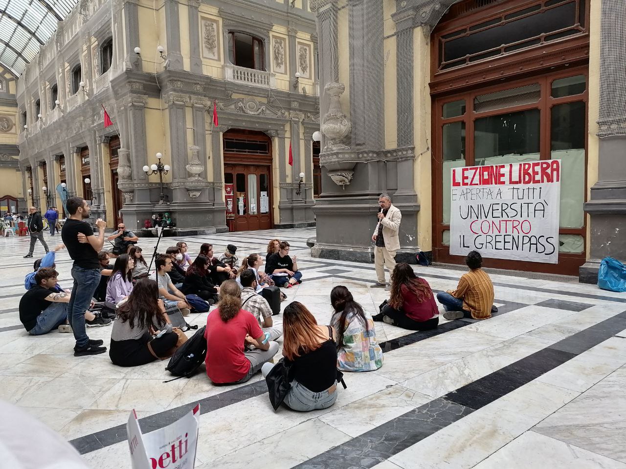 La lezione all'aperto tenuta dagli Universitari Campani Contro il Green Pass