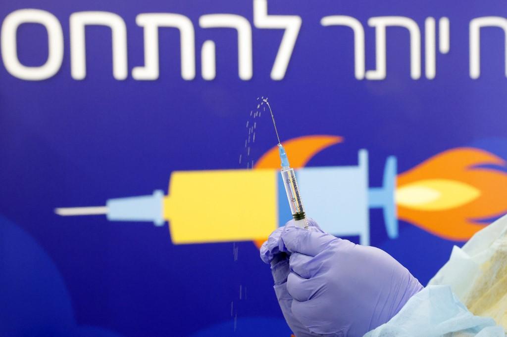 Israele sospende l’avvio della quarta dose vaccinale: dubbi sull’efficacia
