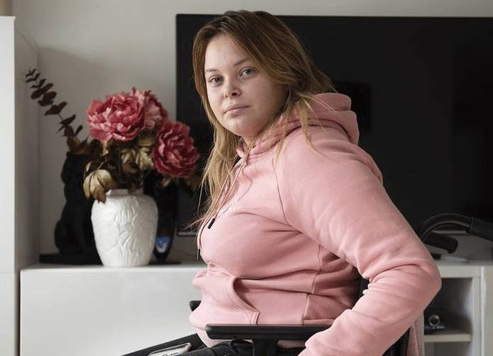 Ragazza svedese sulla sedia a rotelle dopo il vaccino