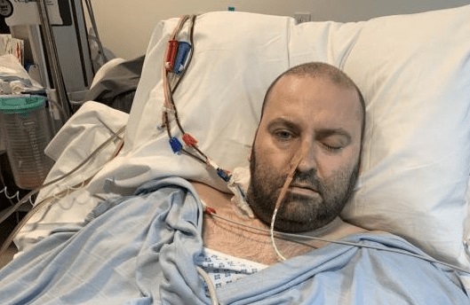42enne John O Neill con gravi danni cerebrali a causa di un ictus pochi giorni dopo il vaccino covid