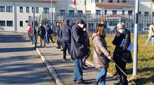 Biella in coda per denunciare Draghi