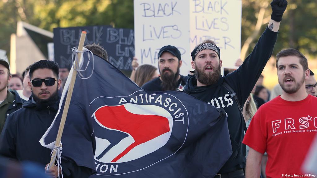 manifestanti antifa