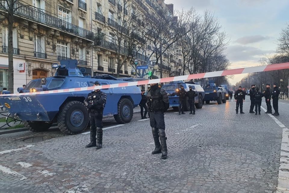Forze dell'ordine schierate a Denfert, Parigi, in attesa del Convoglio