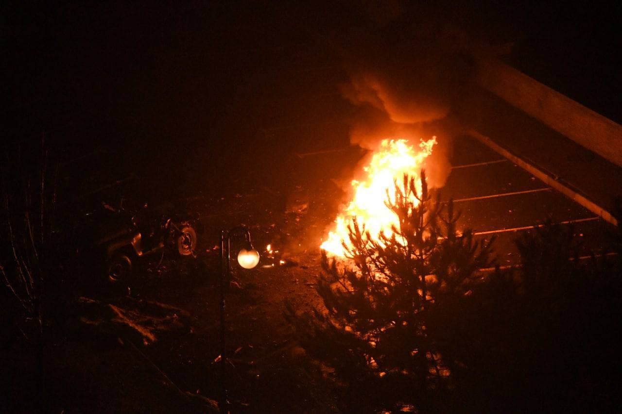L'esplosione dell'auto di Denis Sinankov, capo della milizia di Donetsk