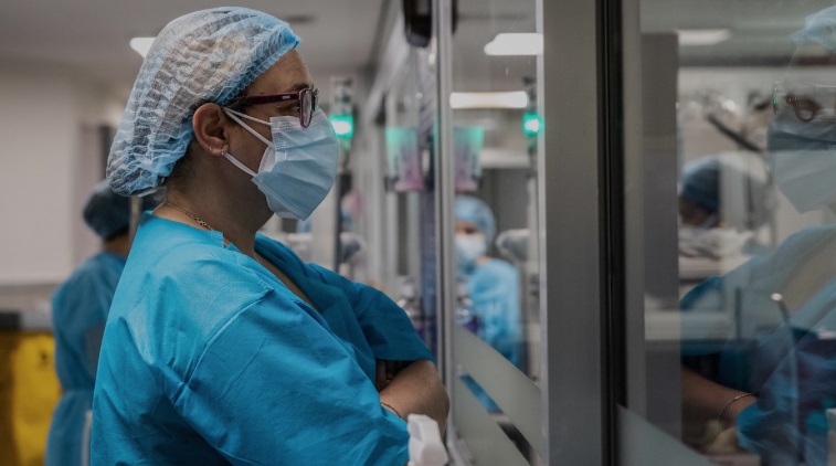Muore positiva al covid un’infermiera di 46 anni vaccinata con tre dosi