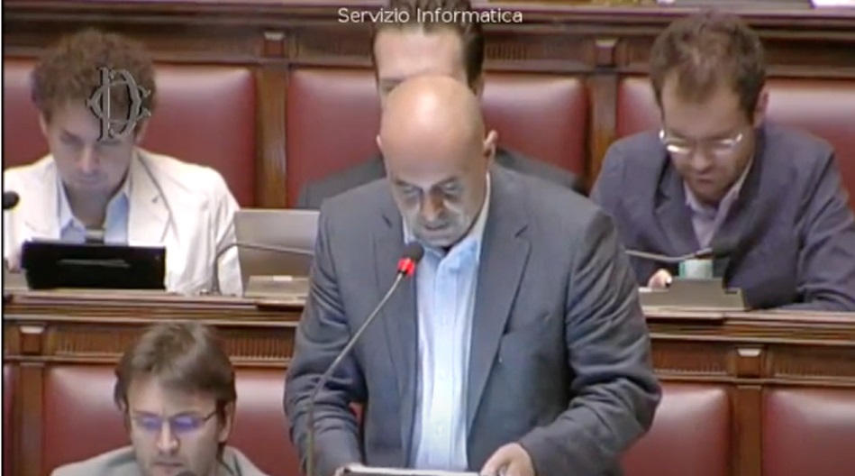 Il deputato Massimo Enrico Baroni denuncia problemi all'udito dopo la seconda dose di vaccino