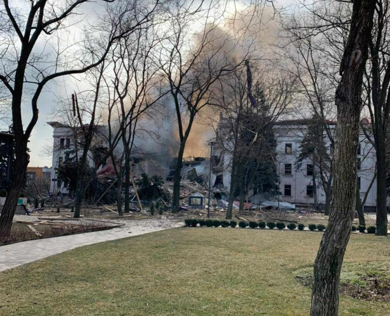 Teatro di Mariupol distrutto: bombardamenti russi o mine di Azov?