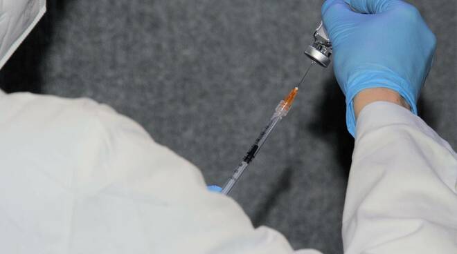 Reazione avversa dopo la prima dose di vaccino Pfizer per una 27enne di Lucca