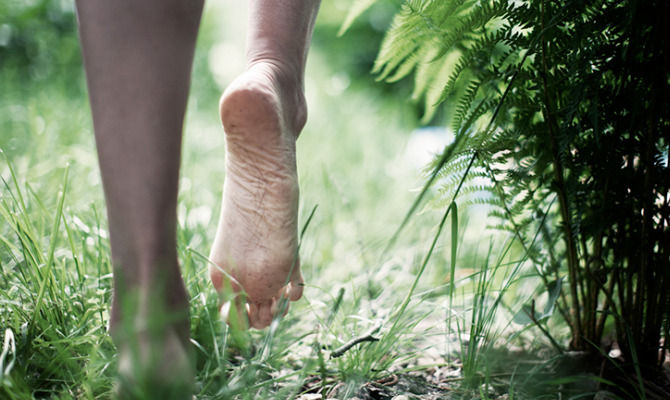 A piedi nudi, una sensazione dimenticata dagli innumerevoli benefici