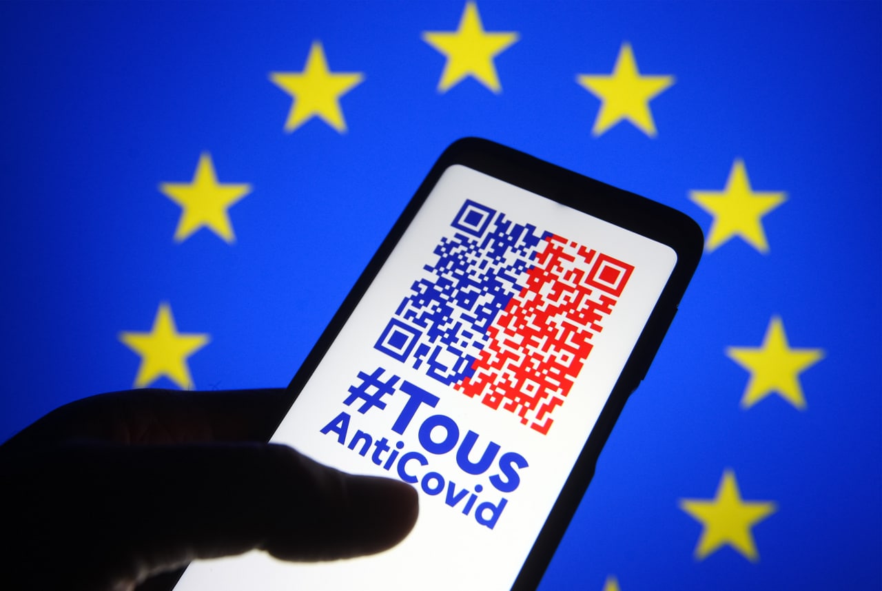 Francia, il Green pass esce dalla porta e rientra dalla finestra