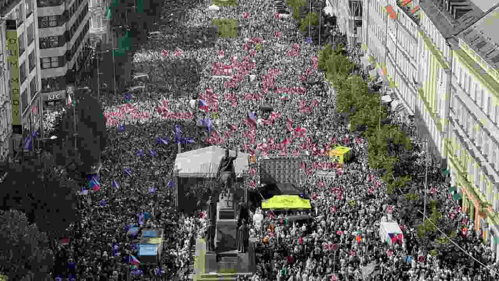 Maxi-protesta a Praga: 70mila persone contro UE e NATO