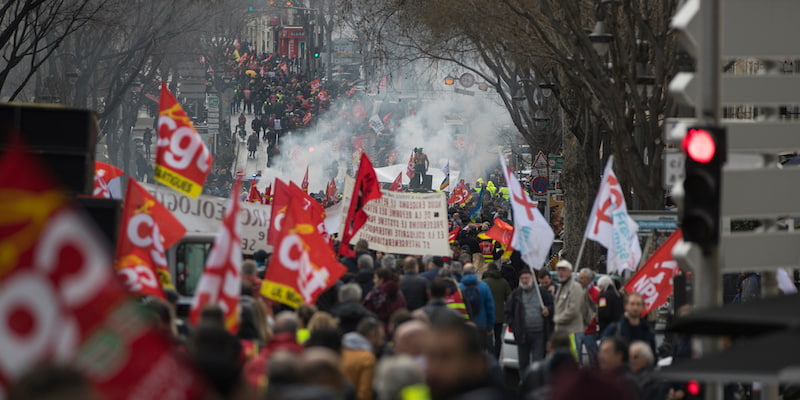 Mentre l'Italia pensa a Sanremo, la Francia si ferma e lotta contro la riforma delle pensioni Mentre l'Italia pensa a Sanremo, la Francia si ferma e lotta contro la riforma delle pensioni