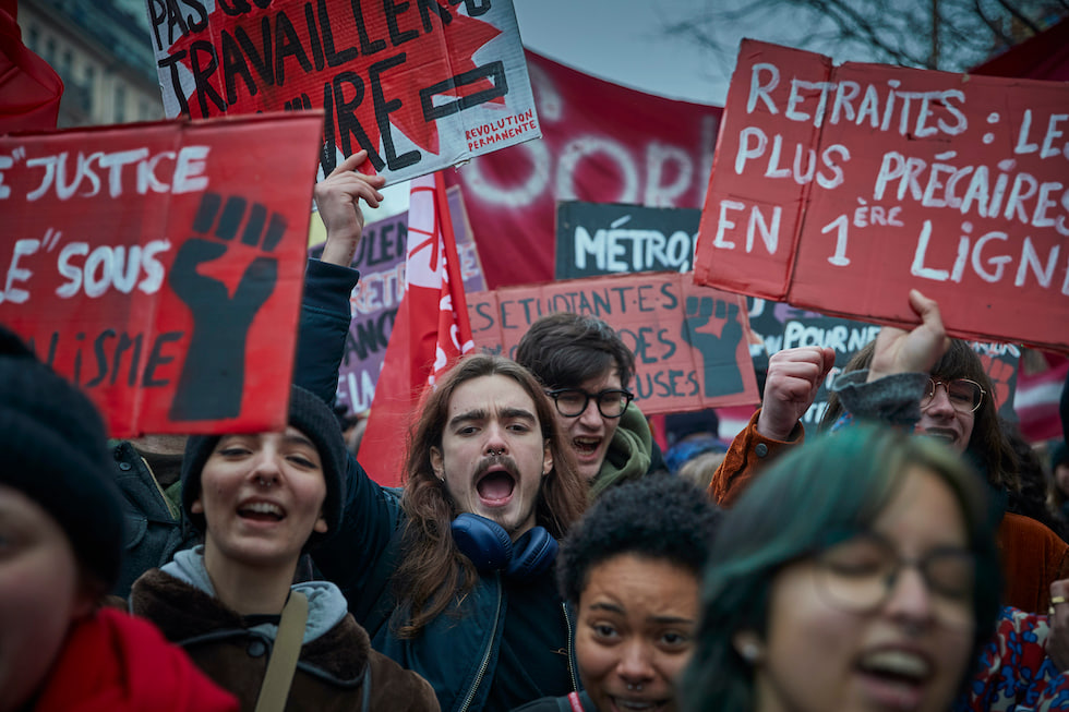 Mentre l'Italia pensa a Sanremo, la Francia si ferma e lotta contro la riforma delle pensioni Mentre l'Italia pensa a Sanremo, la Francia si ferma e lotta contro la riforma delle pensioni