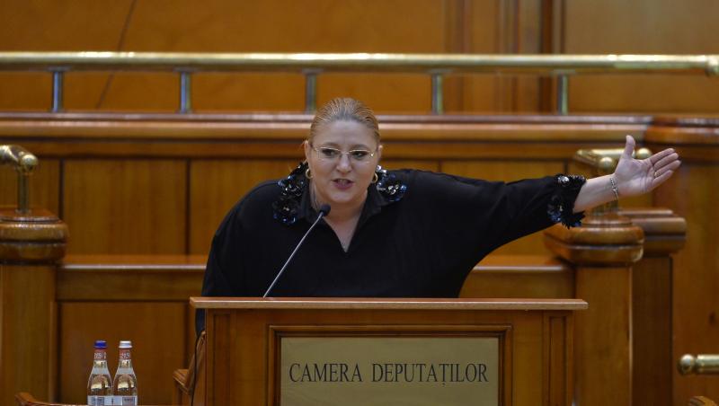 senatrice Diana Ivanovici Șoșoacă gli