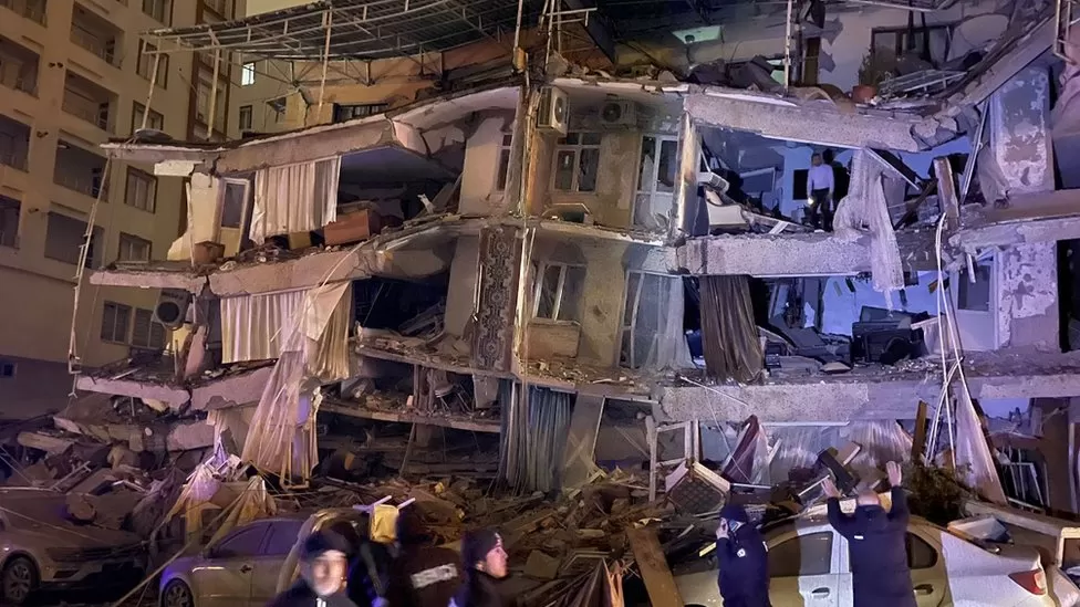 TERREMOTO IN TURCHIA, IL SISMA FILMATO ALLE PRIME LUCI DELL’ALBA: IL CIELO SI ILLUMINA DI LAMPI