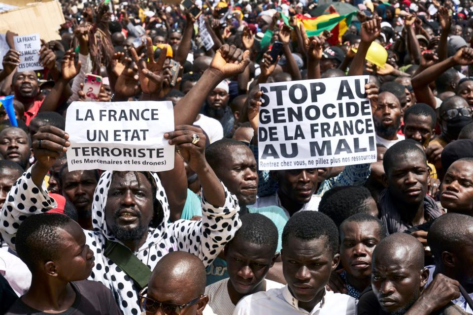 I movimenti popolari dell’Africa occidentale chiedono maggiore unità dopo l’annuncio della “riorganizzazione” militare da parte della Francia