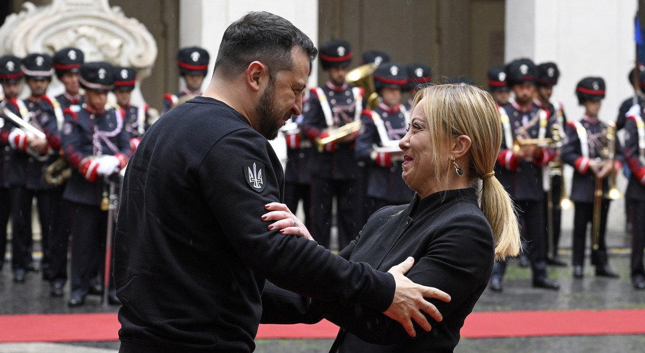 Bollette luce e gas, la guerra della NATO e di Zelenskiy ci costa cara: in Italia 365€ in più per famiglia