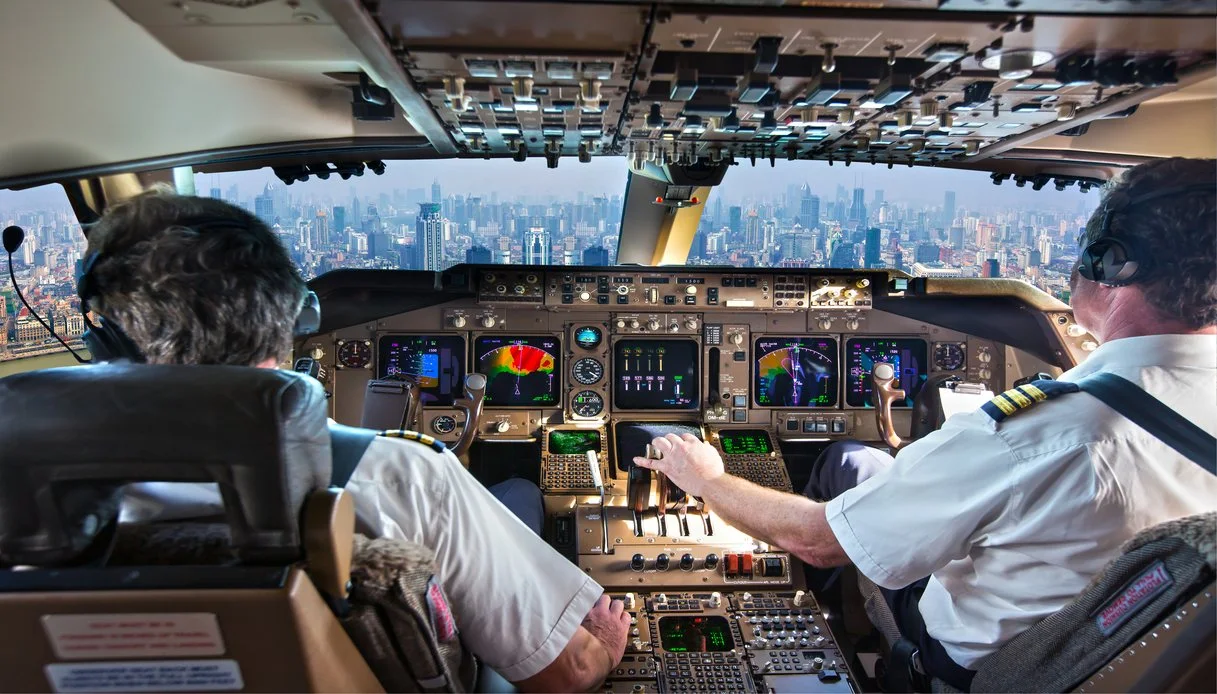 GREEN PASS MONDIALE, SI COMINCIA DAI PILOTI: “LE COMPAGNIE ASSUMONO SOLTANTO VACCINATI”