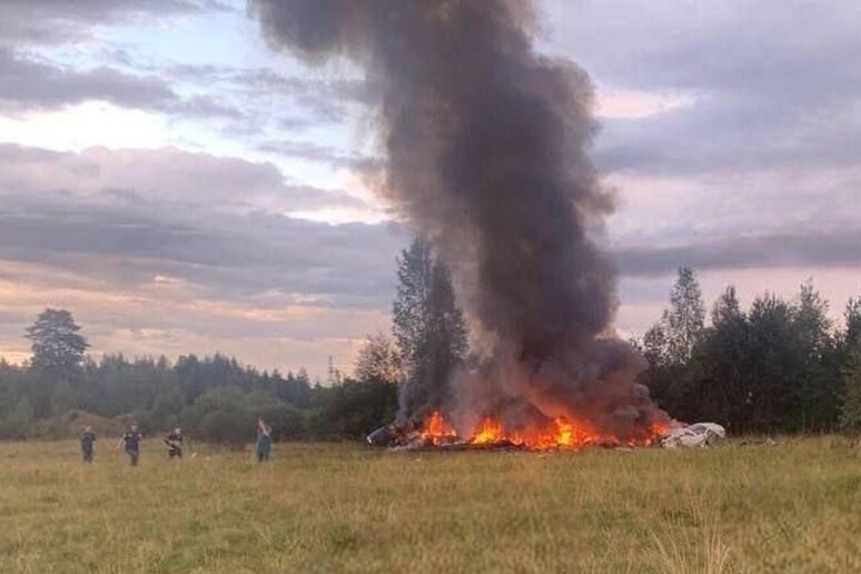 Aereo si schianta tra Mosca e San Pietroburgo, la Tass: "Prigozhin nell'elenco passeggeri"
