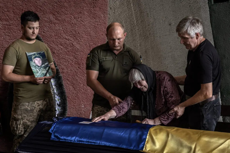 Gli ucraini vengono mandati a morire sui campi minati russi per compiacere le istituzioni finanziarie occidentali