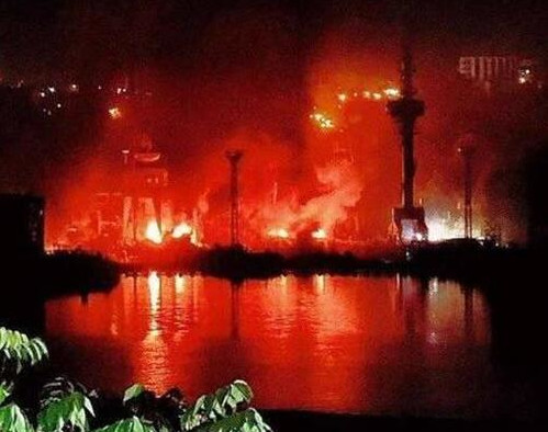 La base della Marina russa di Sebastopoli è in fiamme dopo un attacco di missili ucraini