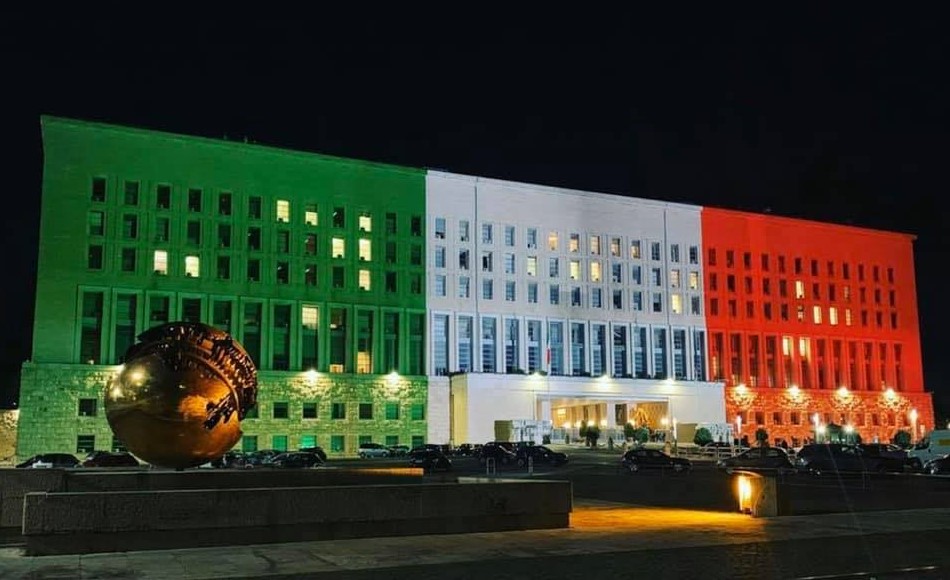 L'orchestra della Farnesina balla sul Titanic Italia: colonia obbediente coi diplomatici in esubero
