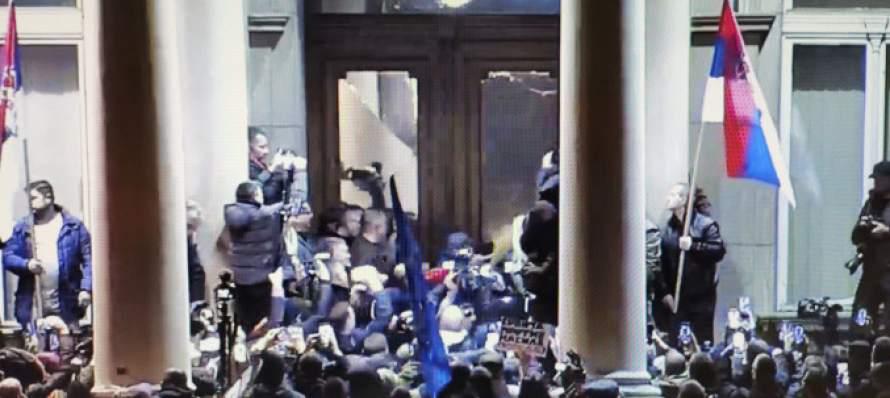 Serbia, tentato il colpo di Stato: l'Occidente vuole una nuova Maidan Serbia, tentato il colpo di Stato: l'Occidente vuole una nuova Maidan