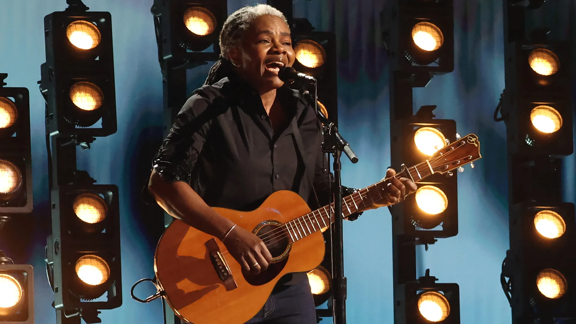 Quando la musica vera emoziona tutti: il grande ritorno sul palco di Tracy Chapman