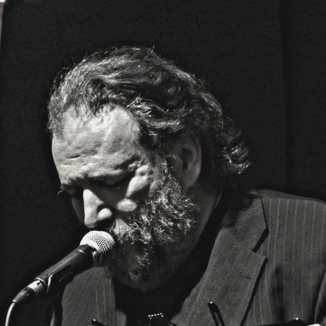 "Non siamo frasi fatte, abbiamo dentro poesia". Intervista a Vincenzo Costantino, il più amato poeta italiano nel mondo