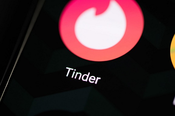 Il business del depopolamento: la relazione tra Tinder e la multinazionale dell’aborto Planned Parenthood