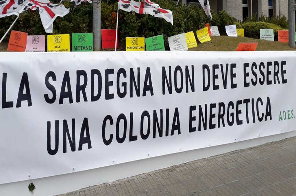 La Sardegna che lotta contro le pale eoliche multinazionali: "E' il nuovo Colonialismo, unitevi alla Rivolta degli Ulivi"