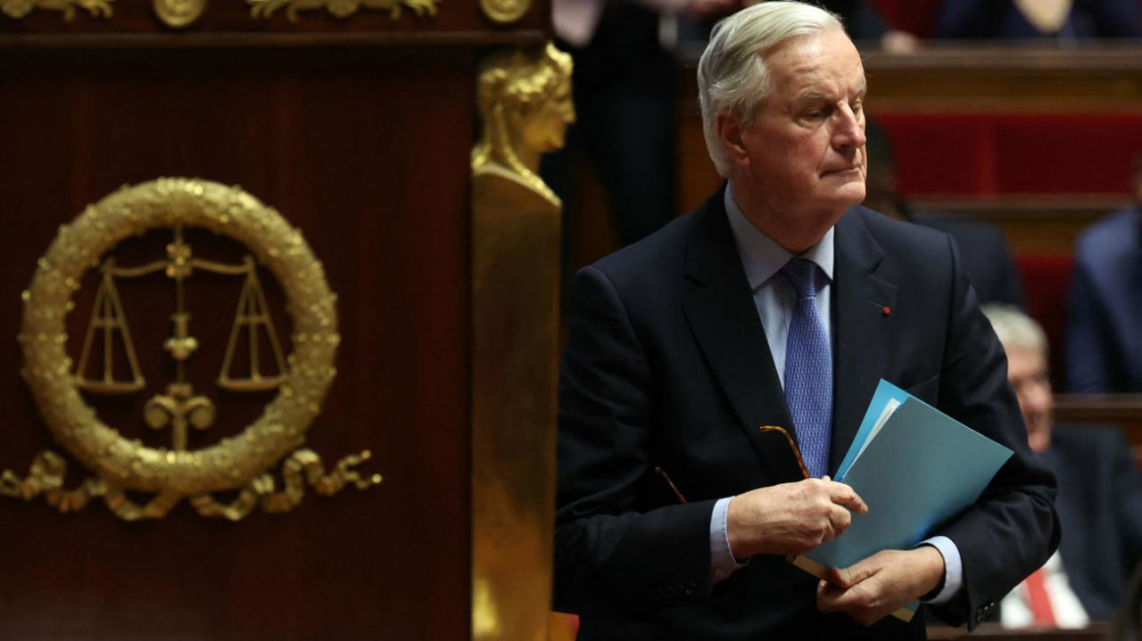 La brutta fine del regno di Macron: l'Assemblea Nazionale lo sfiducia facendo cadere Barnier