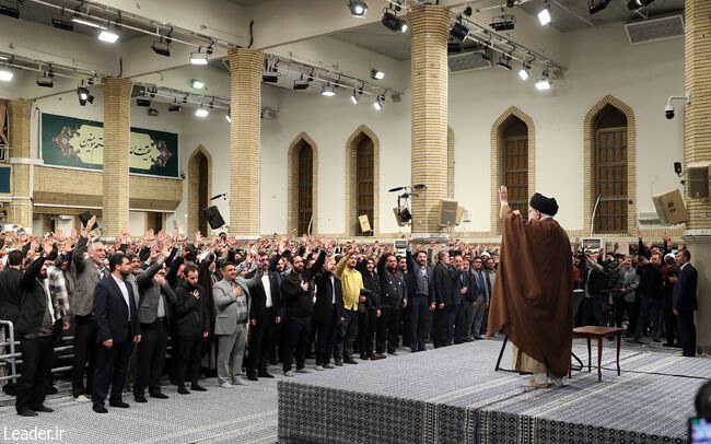 Khamenei sulla Siria: "Un complotto americano e sionista, una lezione da cui imparare. L'obiettivo finale è l'Iran"