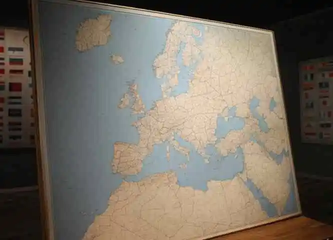 L’Europa deve liberarsi dall’egemonia anglosassone per costruire il suo futuro