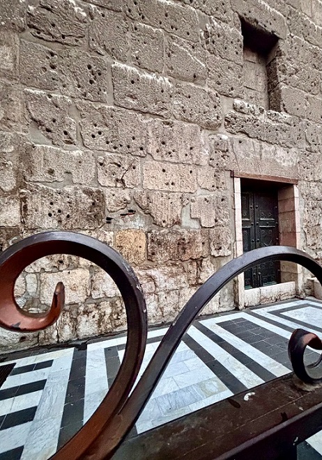 I segni dei colpi della guerra sulla mura esterne della Grande Moschea degli Omayyadi I segni dei colpi della guerra sulla mura esterne della Grande Moschea degli Omayyadi