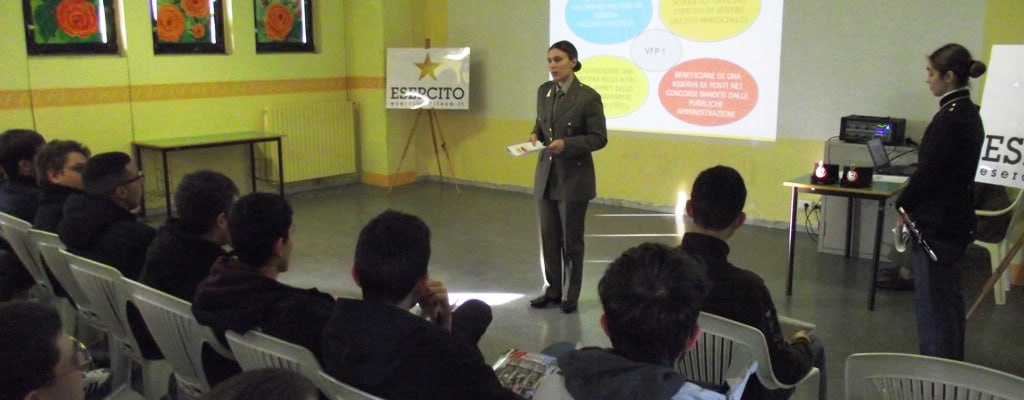 Orientamento alla guerra in un liceo siciliano, ma i genitori dicono NO: “La Scuola non diventi bacino di reclutamento”
