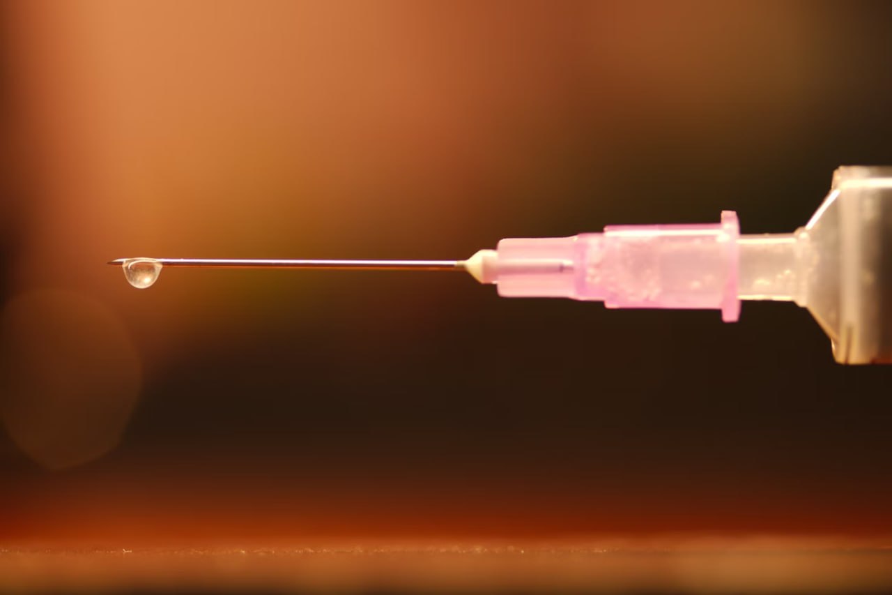 Vaccini Covid autoreplicanti: studio finanziato dal Ministero della Salute fa luce sui potenziali rischi mai indagati