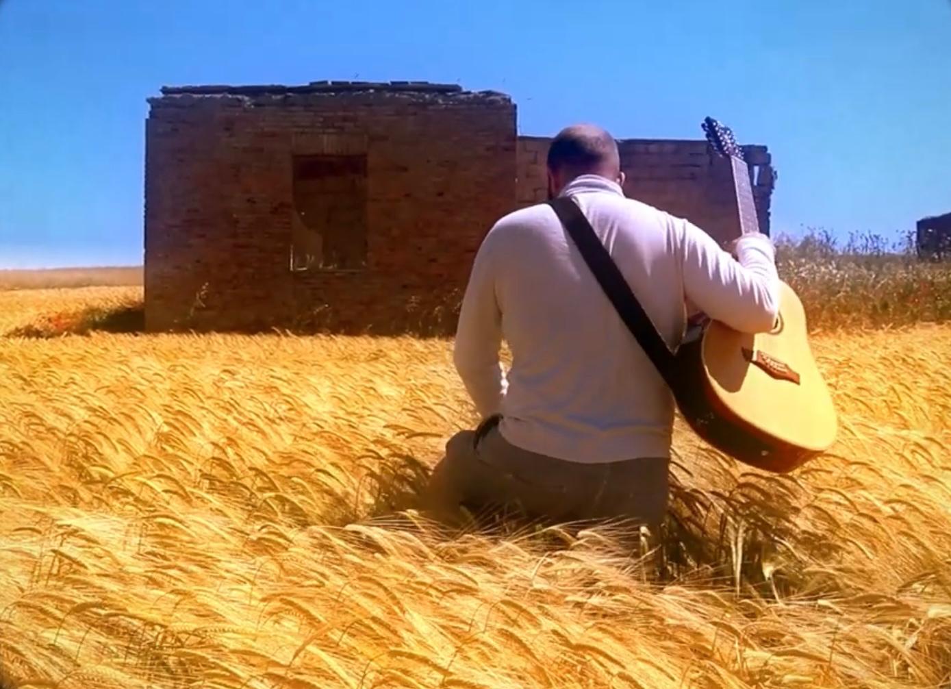 “IO NON CI VADO”, ALLA MILITARIZZAZIONE IL GIOVANE CANTAUTORE PIETRO ANTONACI RISPONDE CON LA MUSICA – INTERVISTA CON L'AUTORE