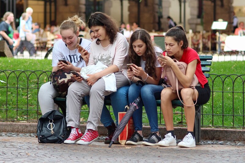 Sempre più drogati dal cellulare. E sempre più soli. Ma uscirne si può