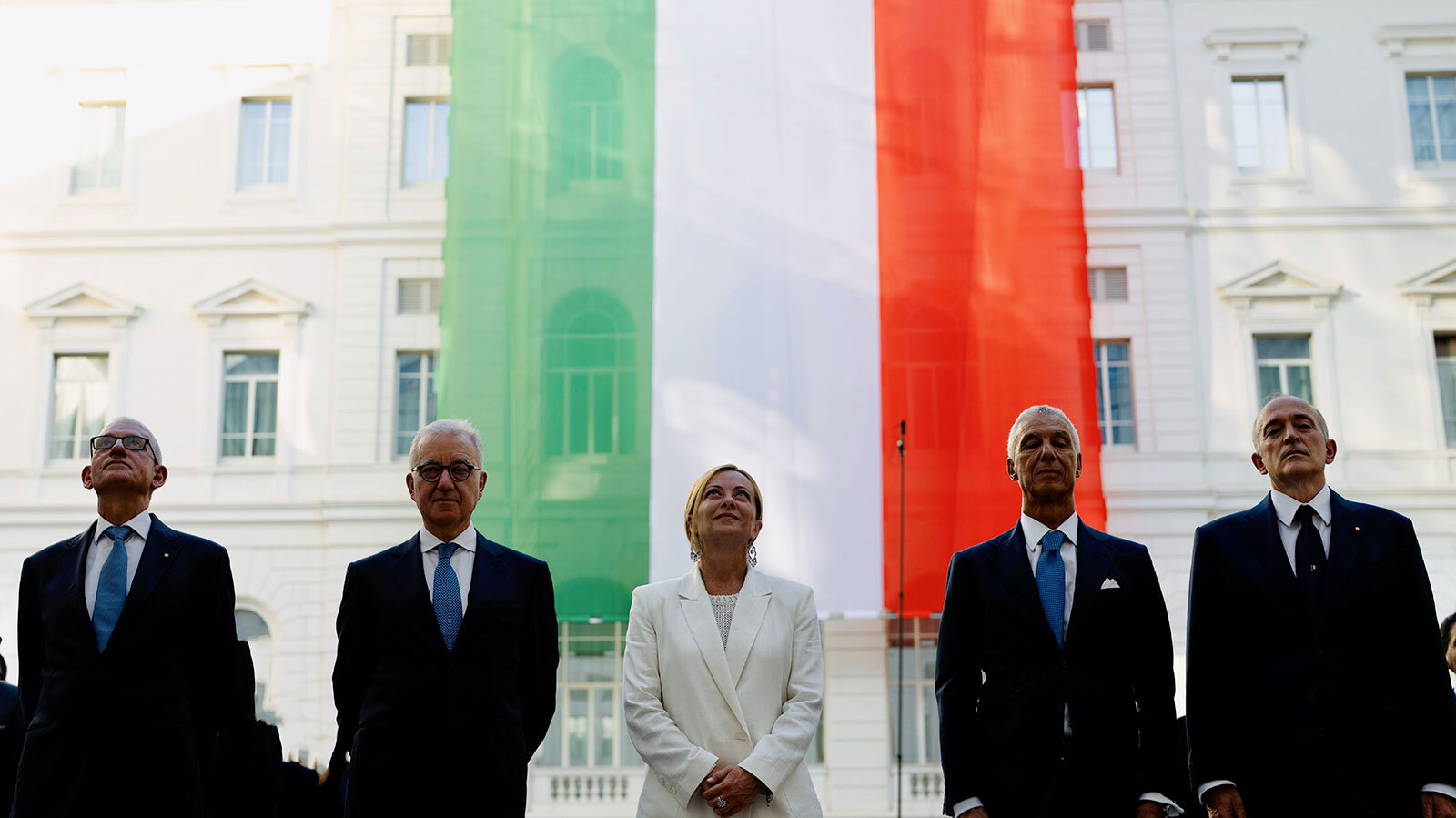 Ma davvero facciamo finta che non è successo niente? In Italia i servizi segreti possono per legge costituire, promuovere e dirigere un'associazione terroristica