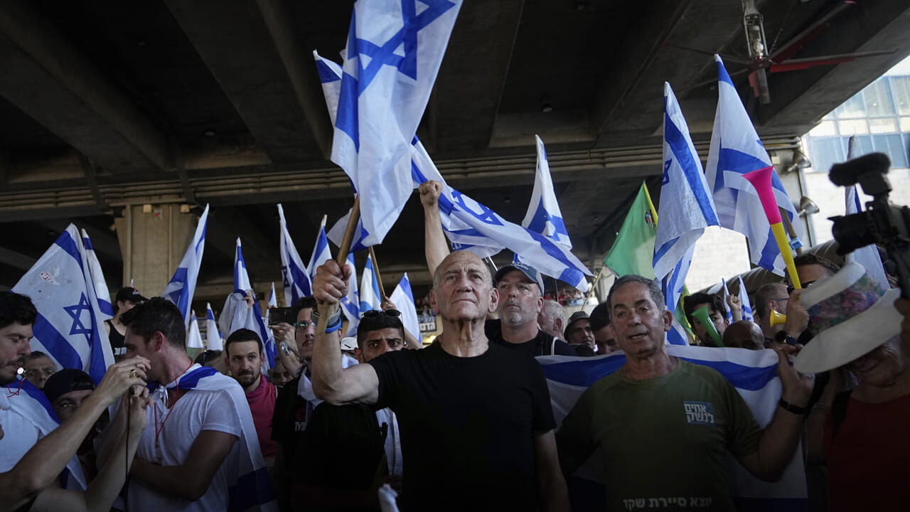 Agenti del Mossad in supporto alle forze dell'ordine a Parma per controllare lo sciopero generale per la Palestina. L'ennesima dimostrazione di come Israele controlla l'Italia