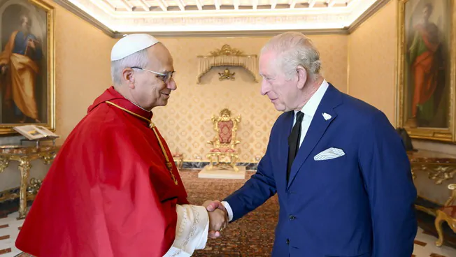 Il Papa e Carlo III pregano insieme nella Sistina, Monsignor Viganò: "Umiliazione della Chiesa dinanzi ad un eretico massone globalista"