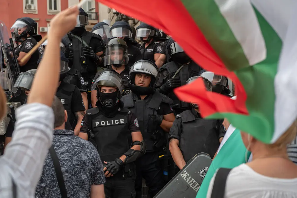 La Bulgaria si ribella all’Unione Europea e fa cadere il governo pro UE