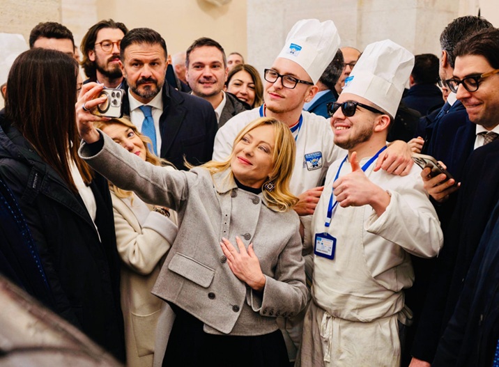 Non governa chi comanda, ma chi definisce ciò che è possibile